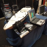 コデンの自立航行無線リモコンボート。GPS・ソナーを搭載し、水中の測量・調査が行える。航行ルートをプログラミングできる