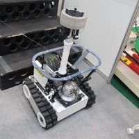 トピー工業のブース。福島原発内に投入された災害対策ロボット「Survey Runner」。現在、原発内で回収不能となっているが、新しいロボットを投入すべく準備を進めている