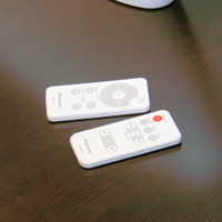 XW-PSS01に付属のリモコン（下）と、IKD-01に付属のリモコン（上）