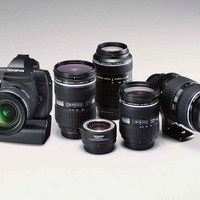　オリンパスは5日、2007年から順次発売するプロ向けデジタル一眼レフカメラの「E-1」後継機と、「フォーサーズシステム規格」に準拠したZUIKO DIGITALレンズを4本発表した。
