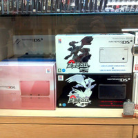 左がニンテンドー3DS本体。右は日本でも発売された『ポケットモンスター ブラック・ホワイト』DSi本体同梱版