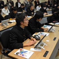 Windows 8搭載端末で授業を受ける前橋高校の生徒