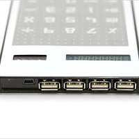 USBポートを4ポート付属したソーラー電卓、直販価格1200円 画像