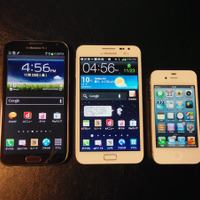GALAXY Note II（左）とGALAXY Note（中央）を比べると、ディスプレイが若干縦に長くなった。サイズの比較のためiPhone 4S（右）を並べてある