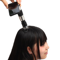 頭皮をマクロ撮影するイメージ（iPhone 5は別売）