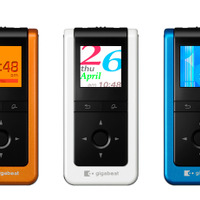 gigabeat Uシリーズ。左からオレンジ/ホワイト/ブルーモデル（2GBモデルはオレンジ/ホワイトの2色）