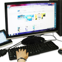 パソコンとタブレットで1組のマウス/キーボード/ディスプレイを共有するイメージ