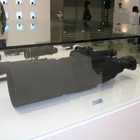　シグマはPIE 2007の自社ブースに「APO 200-500mm F2.8 EX DG」を参考出品している。巨大ズームレンズながら、ズーム全域でF2.8を実現するという。