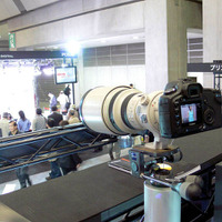 　カメラや交換レンズ、フィルムスキャナからプリンタまで、写真におけるトータルソリューションを展開するキヤノンのブースは、見所も多く充実している。