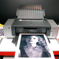 　キヤノンのブースには、06年2月に発表され、ようやく「07年5月中旬発売予定」と具体的な予定が明らかになったプリンタ「PIXUS Pro9500」が展示され、印刷のデモを行っている。