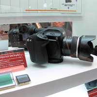中判デジタルカメラ「PENTAX 645 Digital」と、同時発売される標準レンズ