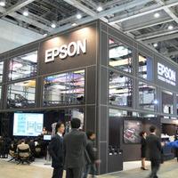 　エプソンブースでは、同社のカラープリンタPXシリーズやストレージビューア「P-5000」などが展示されている。