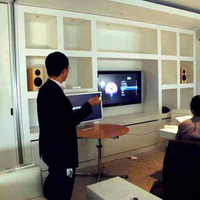 本社で行われた記者会見でのデモ風景。Apple TVをリモコンで操作している