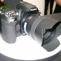 FinePix S5 ProにAF-S DX Zoom Nikkor ED 18-70mm F3.5-4.5G（IF）のレンズを装着