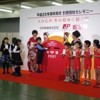 2013年用年賀状引受開始セレモニー（12月15日、京橋郵便局）。劇団員（夏菜側）と少年少女レスラー（吉田選手側）