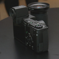　リコーは28日、着脱式液晶ビューファインダー（EVF）と3倍ワイドズーム搭載のコンパクトデジタルカメラ「Caplio GX100」を発表した。発売は4月20日。予想実売価格は80,000円前後。