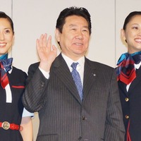 写真：新制服の着た客室乗務員と日本航空の植木義晴代表取締役社長