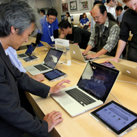 MacBook Proを試用する人々