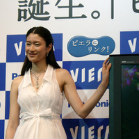 　10日に行なわれた松下電器産業の高画質テレビ「VIERA」の新モデル発表会に、イメージキャラクターの小雪さんが登場した。新しいテレビCMや製品の印象などを語った。