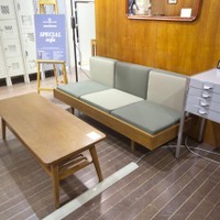 「エンジニアド ガーメンツ」のオリジナルの生地を張り込んだコラボレーションのソファとテーブル