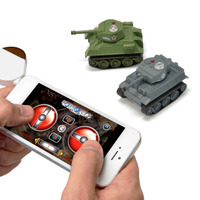 「ラジ・コンバット USB 戦車RC」をiPhoneで操作するイメージ（iPhoneは別売）