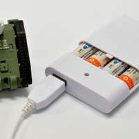 付属の電池充電パックから充電するイメージ（乾電池は別売）