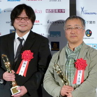 アニメーション映画賞を受賞した『おおかみこどもの雨と雪』の細田守監督（左）と大藤信郎賞を受賞した『火要鎮』の大友克洋監督（右）