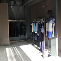 アジア初 アクネ(ACNE)の旗艦店が青山に12月14日（金）オープン、店内と新作を披露