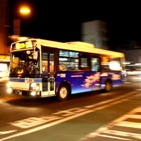 橘通三丁目交差点付近を走る宮崎交通の路線バス（2013年2月）