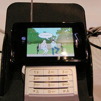　「NAB 2007」のMediaFLOブースでは、携帯電話向けの映像配信サービス「MediaFLO」の実演が行われている。