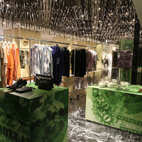 アクネ ストゥディオズのリミテッドストアが伊勢丹新宿店でスタート。限定ワンピ&amp;Tシャツも 画像