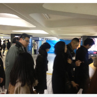 新宿駅構内はブルーシートや立入禁止テープなどで封鎖された