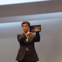 「Xperia Tablet Z」をアピールする、ソニーモバイルの鈴木氏