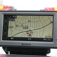動き出すと自車マークの矢印が表示される。GPSアンテナのみ（加速度センサは内蔵）の制御と思えないルート追従だった