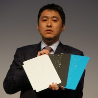 キーボード機能が付いたカバーを手にする、日本マイクロソフトの横井信好氏