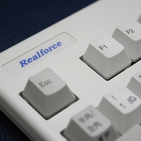 　メンブレンやメカニカルのキーボードはいろいろ使ったが、打鍵感はやはり重い。とにかく押し下げ圧の軽いキーボードを求めていたところ、候補に挙がってきたのが東プレの「Realforce」だ。