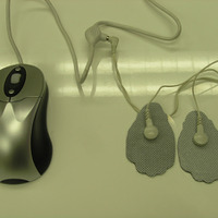 マウスと電気パッド、USBケーブルの途中に接続部がある