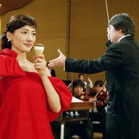 綾瀬はるかがオーケストラをバックに演奏するのは!? グリコ「ジャイアントコーン」新CM 画像