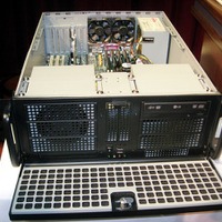 実験に利用したサーバ。マザーボードにSUPERMICRO X7DBE（CPU：デュアルコアXeon 3GHz、メモリ：4Gバイト）を採用。OSはLinuxで、NICはチェルシオ社製のS310と、ごく一般的なもので記録を達成した意義は大きい