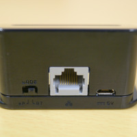 クレードル背面には有線LANポートやモード切替スイッチが。