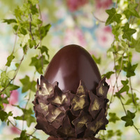 ピエール・エルメのイースターは、卵とウサギをかたどったショコラ 画像