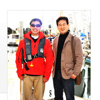 全盲のセーラー・岩本光弘氏とともにヨットでの太平洋横断に挑戦する辛坊治郎キャスター（右）