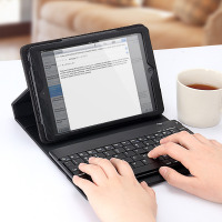 小型Bluetoothキーボードが付属したiPad miniケース 画像