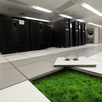 ig Greenによって開発された省エネ技術やサービスを活用した、「グリーンデータセンター」のイメージ。IBMは、全世界で800万平方フィートのデータセンターを運用しており、プロジェクトでは年間70億KW/h以上の電力を削減する予定