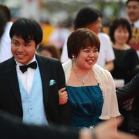 第5回沖縄国際映画祭でノンスタイルが女性をエスコート