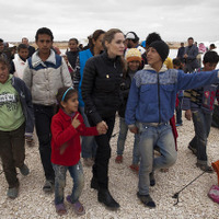 UNHCR親善大使としてヨルダンのザータリ難民キャンプを訪れたアンジェリーナ・ジョリー -(C) Getty Images