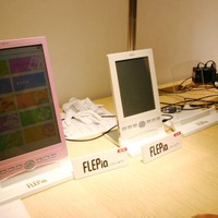 　富士通フロンテックが富士通研究所と共同で開発したカラー電子ペーパー採用のユビキタス・コンテンツ・ブラウザも同様注目を集めていた製品のひとつだ。