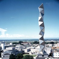 水戸芸術館は高さ100ｍの塔をシンボルとし、コンサートホール、劇場、現代美術ギャラリーの三つの専用空間で構成された複合文化施設