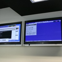 AMTのリモートBIOS設定のデモ。右のリモートPCのBIOS設定画面は、左の管理画面の黒い部分の画面によって操作されている
