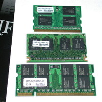 写真は全てDDR2対応の製品。上からDDR2 Micro-DIMM（172pin）／DDR2 Micro-DIMM（214pin）／DDR2 SO-DIMM（200pin）。今回価格調査の対象としたのはPanasonic／Let's noteシリーズを除く、ほぼ主要メーカー現行モデルが採用するDDR2 SO-DIMM（200pin）だ